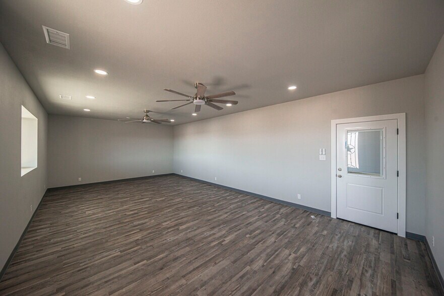 More Photos Of 14010 W Silver Fox Trl, Odessa Warehouse For Lease