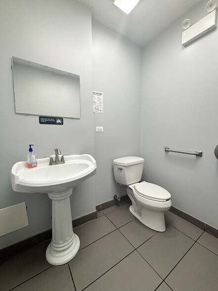 More Photos Of 112 E 71st St, Chicago Restaurant For Sale