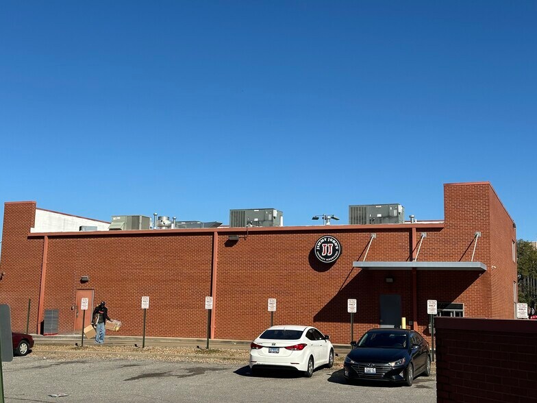 More Photos Of 3822 Laclede Ave, Saint Louis General Retail For Lease