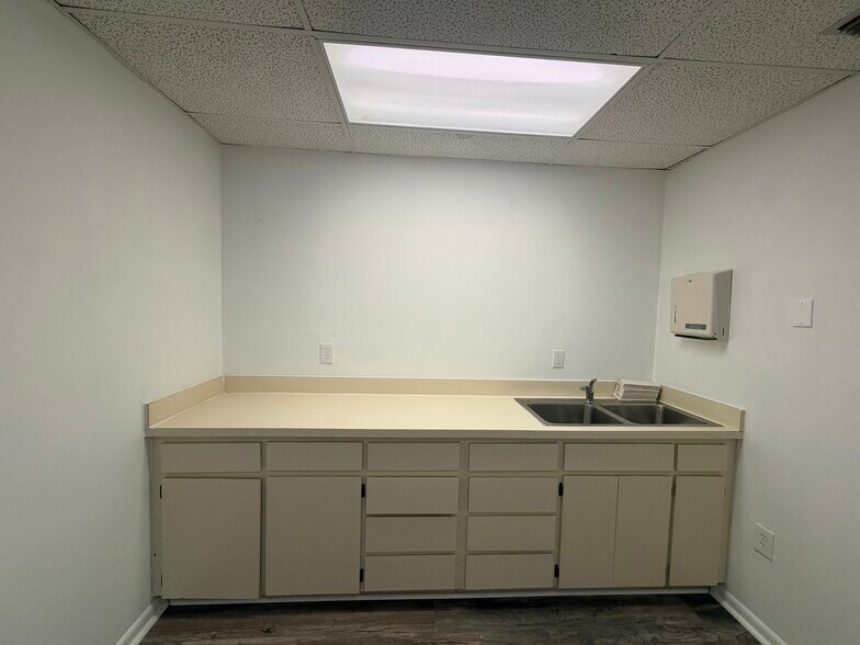 More Photos Of 6725 Cedarridge Dr, Zephyrhills Medical For Lease