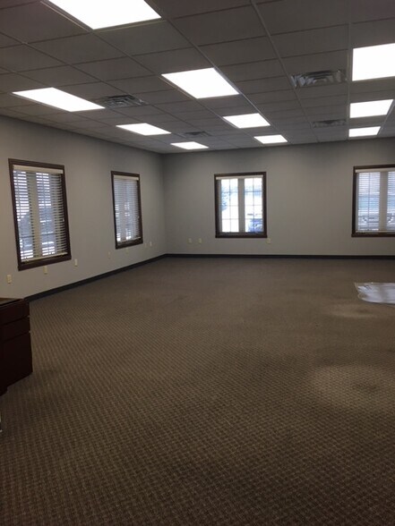 More Photos Of 5600 W Grande Market Dr, Appleton Office For Lease