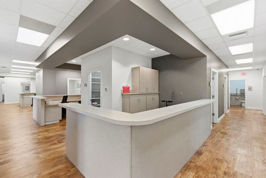 More Photos Of 5540-5550 N Farmer Branch Rd, Ozark General Retail For Lease