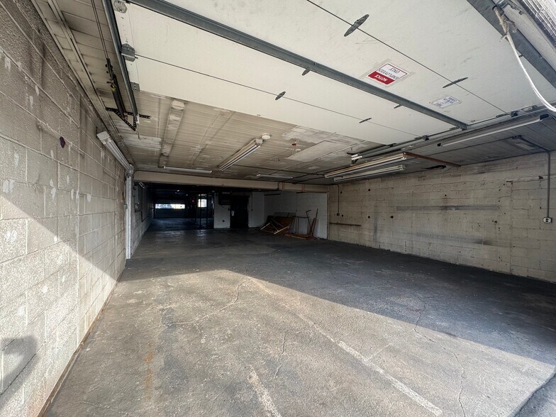 More Photos Of 52A Mill Rd, Freeport Warehouse For Lease