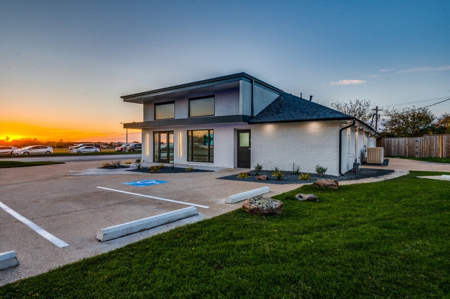 More Photos Of 6550 Lemmon Ave, Dallas Storefront Retail Office For Lease