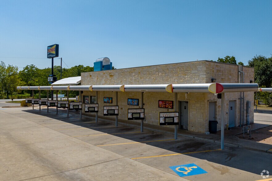 More Photos Of 373 S Dill St, East Bernard Fast Food For Lease