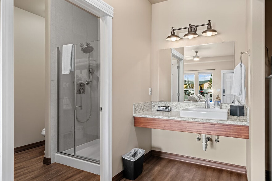 More Photos Of 701 Fountain Blvd, Zillah Hotel For Sale