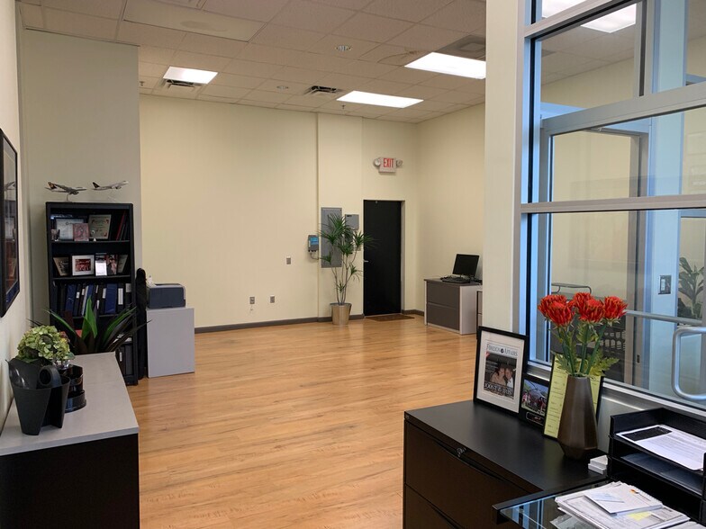 More Photos Of 8810 Commodity Cir, Orlando Showroom For Lease