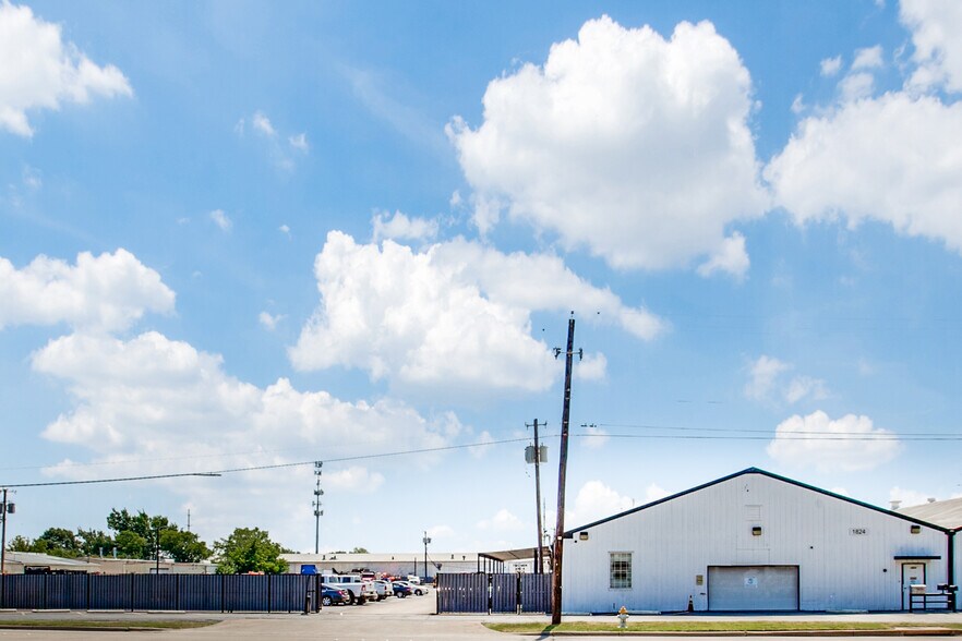 More Photos Of 1824 N 1st St, Garland Warehouse For Lease