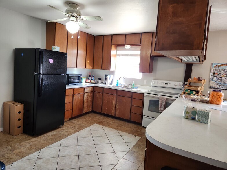 More Photos Of 445 Kristen Ct, Montrose Warehouse For Sale