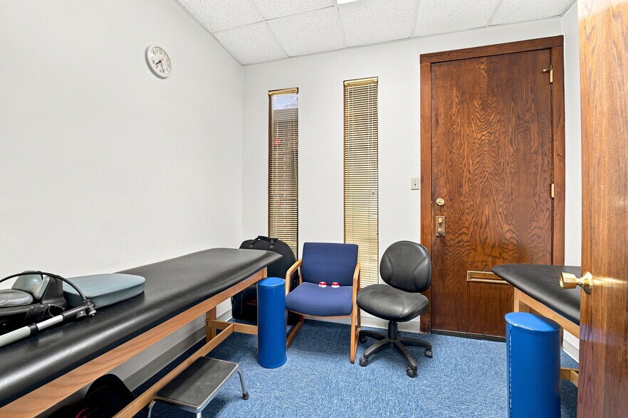 More Photos Of 4647 W 103 St, Oak Lawn Medical For Sale