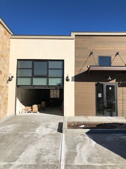 More Photos Of 4554 Forestdale Dr, Park City Showroom For Lease