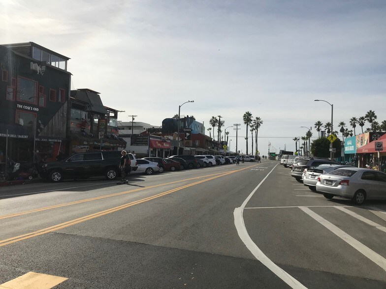 More Photos Of 22 Washington Blvd, Venice Restaurant For Lease