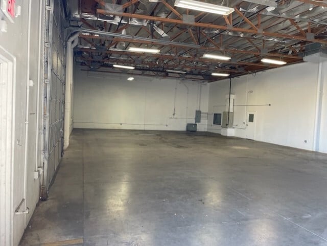 More Photos Of 2102 W Quail Ave, Phoenix Warehouse For Lease