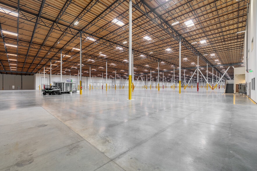 More Photos Of 2401 E Wardlow Rd, Long Beach Warehouse For Lease