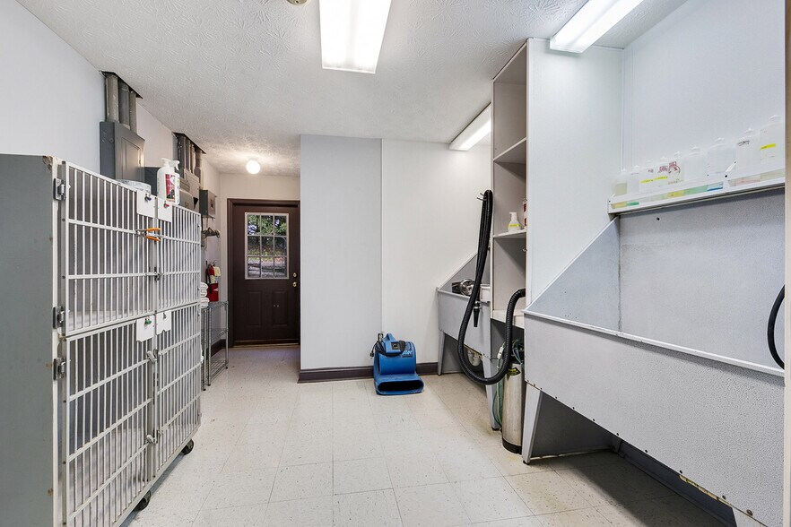 More Photos Of 22 Jefferson Pl, Newnan Veterinarian Kennel For Sale