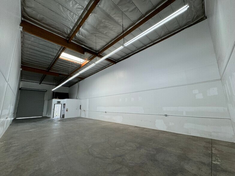 More Photos Of 1390 E Burnett St, Signal Hill Warehouse For Lease