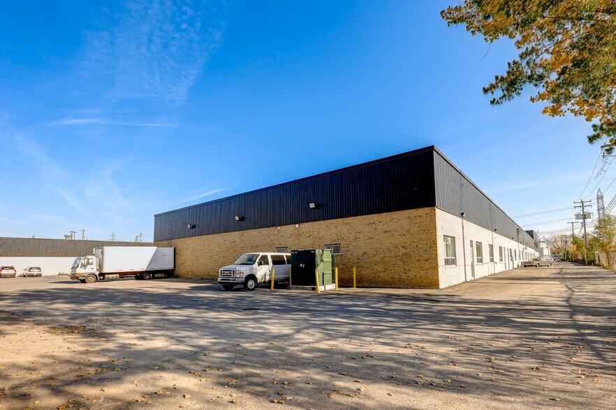 More Photos Of 7527-7583 Boul Henri-Bourassa E, Montréal Flex For Lease