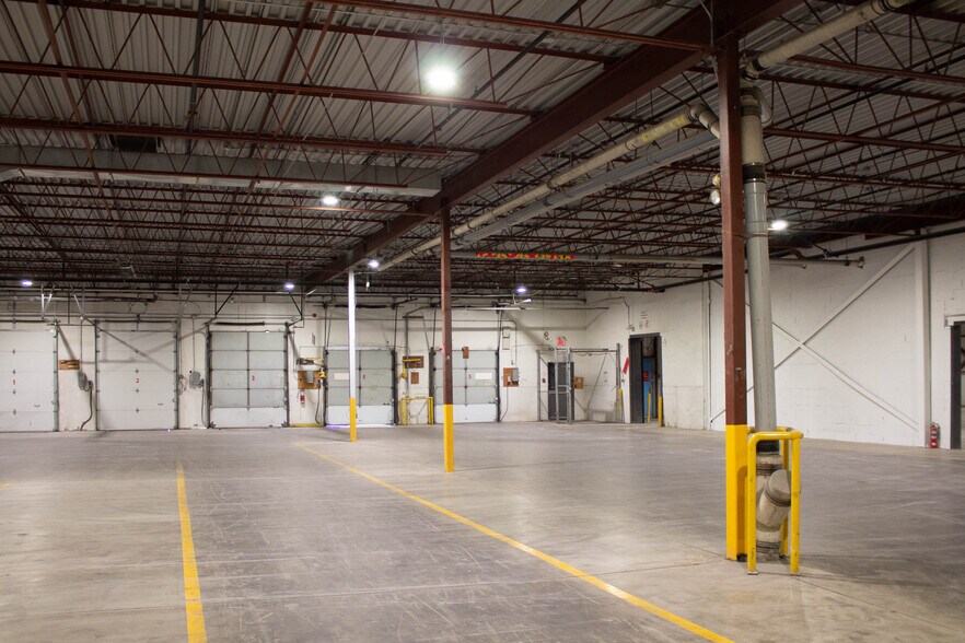 More Photos Of 3695 Aut des Laurentides (A-15) Desste E, Laval Manufacturing For Lease