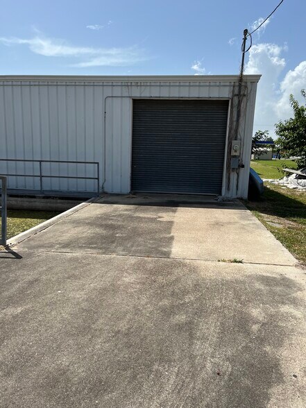 More Photos Of 107 E Austin St, Port Lavaca Distribution For Sale
