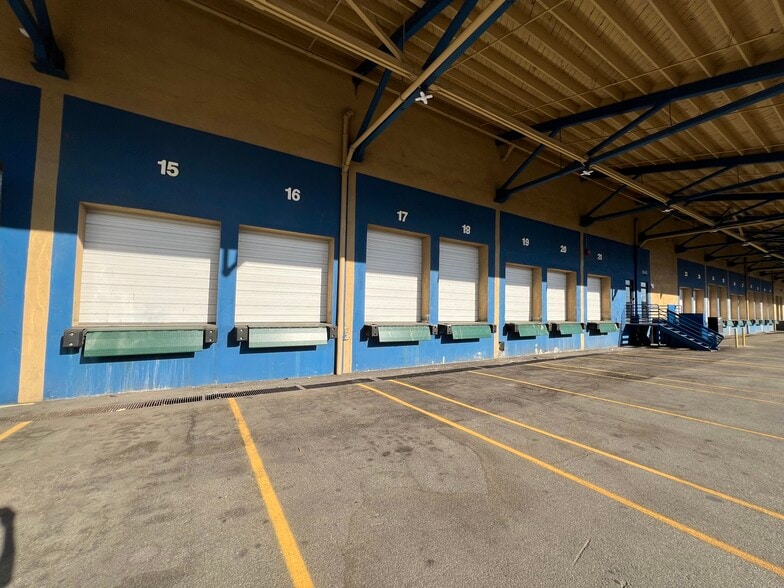 More Photos Of 1937-2035 E Vernon Ave, Vernon Refrigeration Cold Storage For Sale