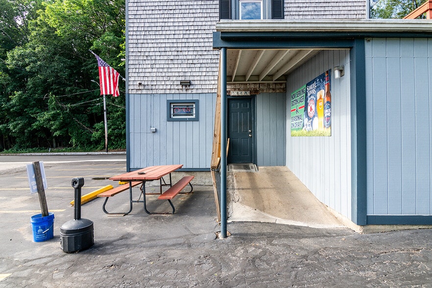 More Photos Of 104 Canal St, Blackstone Bar For Sale