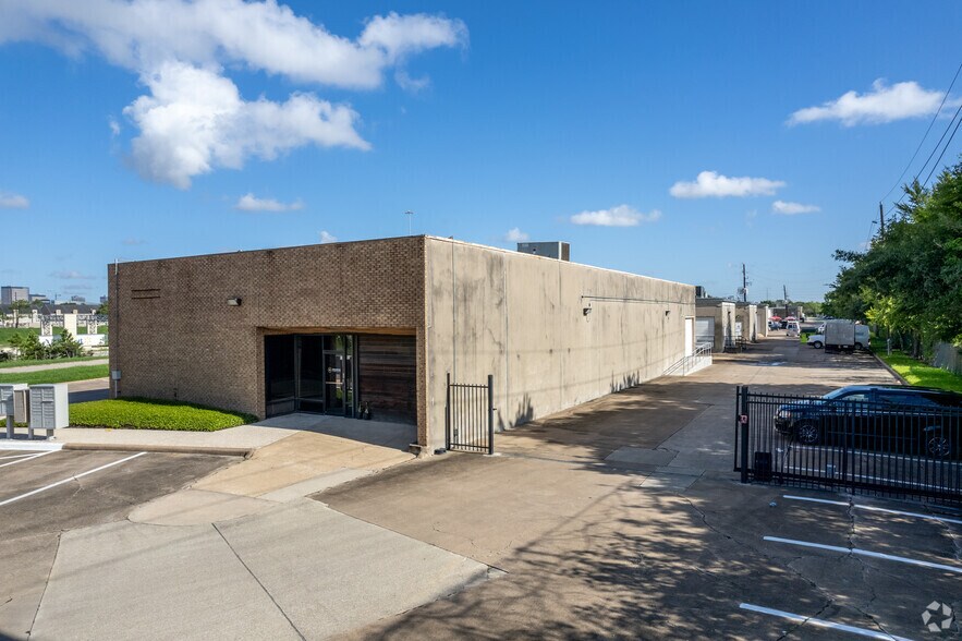 More Photos Of 7505-7563 South Fwy, Houston Unknown For Lease