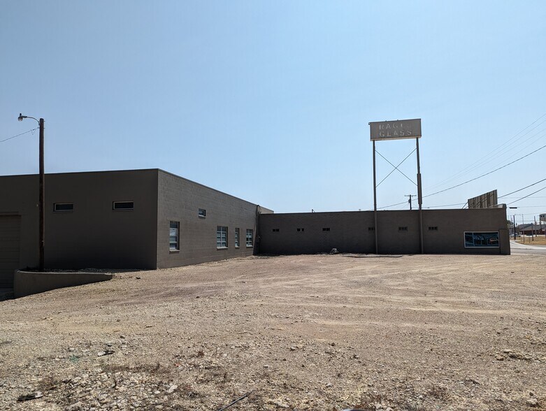 More Photos Of 1220 Mineral Wells Hwy, Weatherford Showroom For Sale