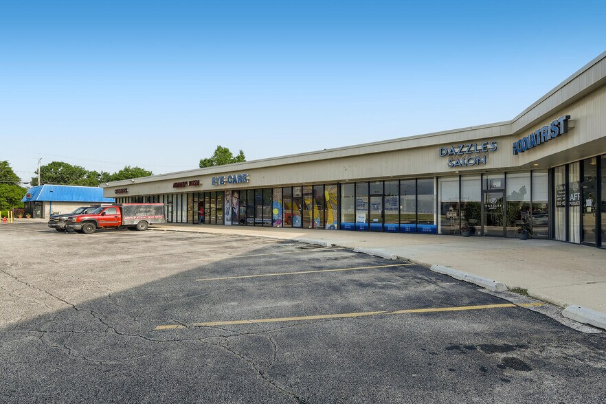 More Photos Of 805-845 N Roselle Rd, Schaumburg Unknown For Lease