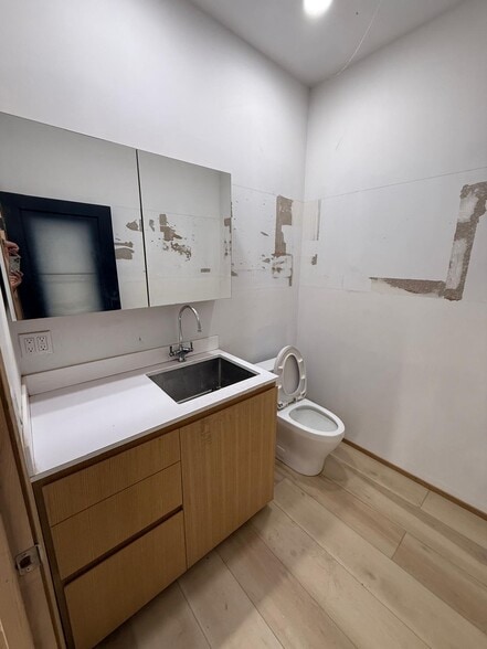 More Photos Of 1602 W 39th Pl, Los Angeles Warehouse For Lease