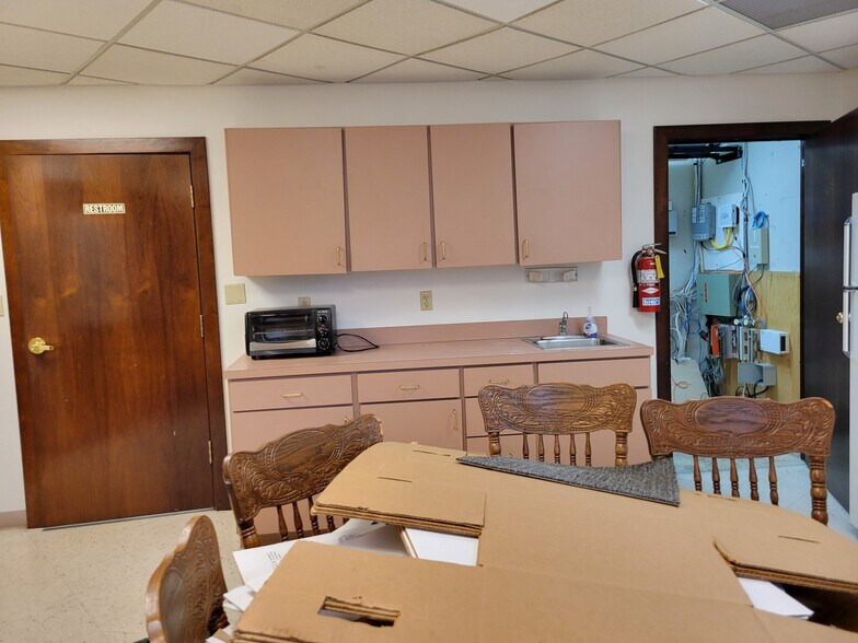 More Photos Of 2659 Charlestown Rd, New Albany Bank For Lease