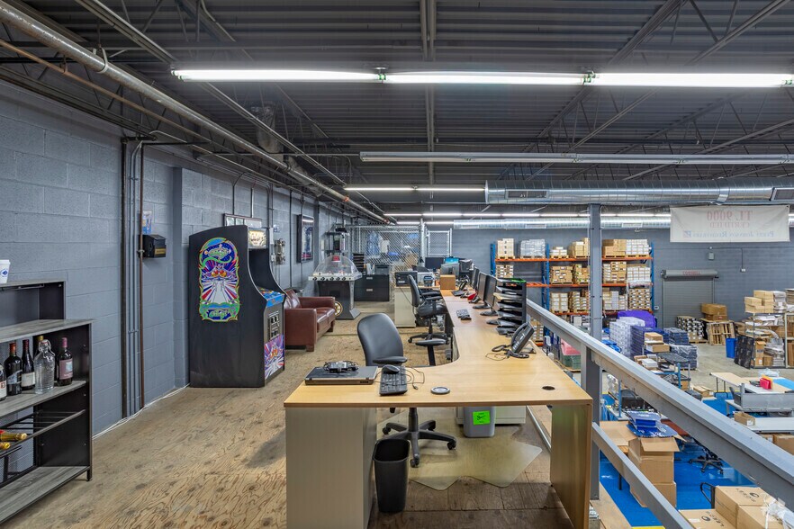 More Photos Of 3501 Woodhead Dr, Northbrook Warehouse For Lease