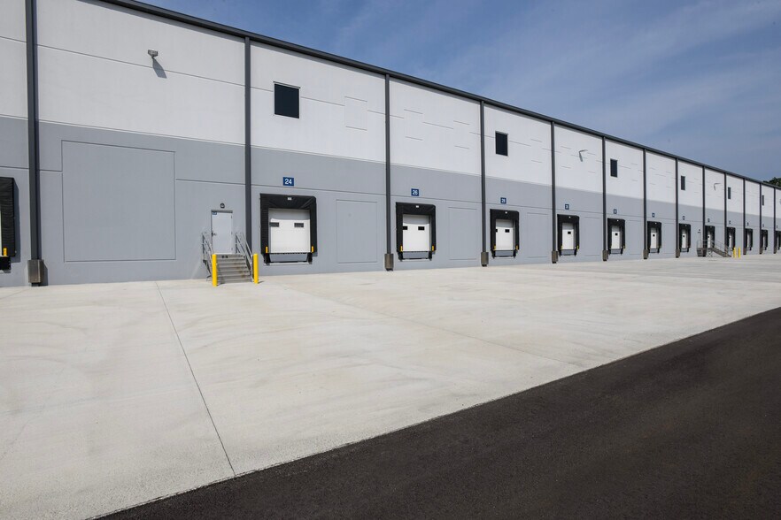 More Photos Of 1710 Lakeland Park Dr, Burlington Warehouse For Lease