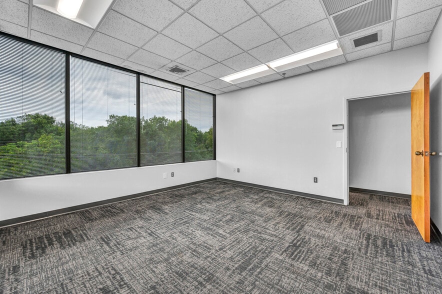 More Photos Of 290 Roberts St, East Hartford Office For Lease