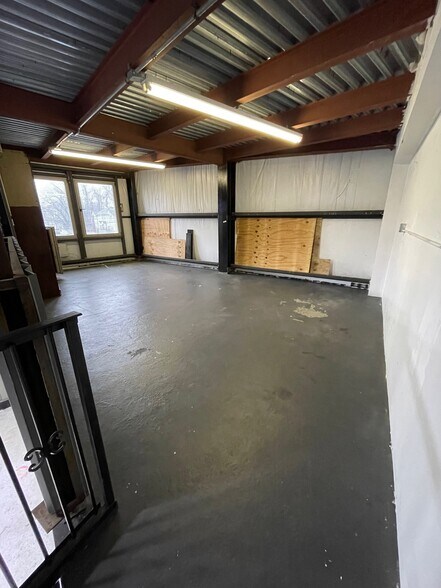 More Photos Of 147 Wayne St, Staten Island Warehouse For Lease