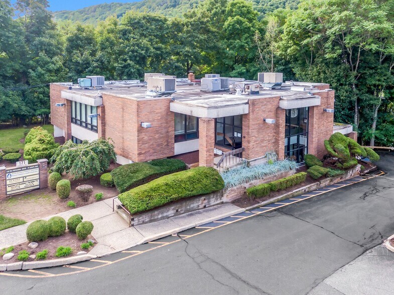 More Photos Of 171 Ramapo Rd, Garnerville Office For Lease