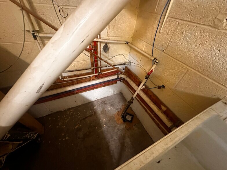 More Photos Of 522A S Main St, Broadway Flex For Sale