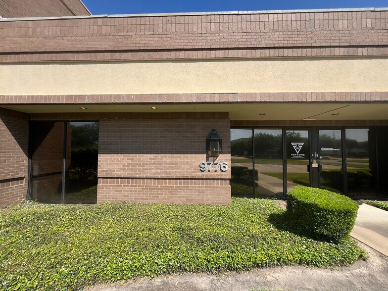 More Photos Of 9776 Whithorn Dr, Houston Showroom For Lease