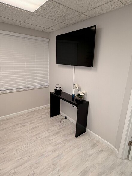 More Photos Of 7021 S Tamiami Trl, Sarasota Office For Sale