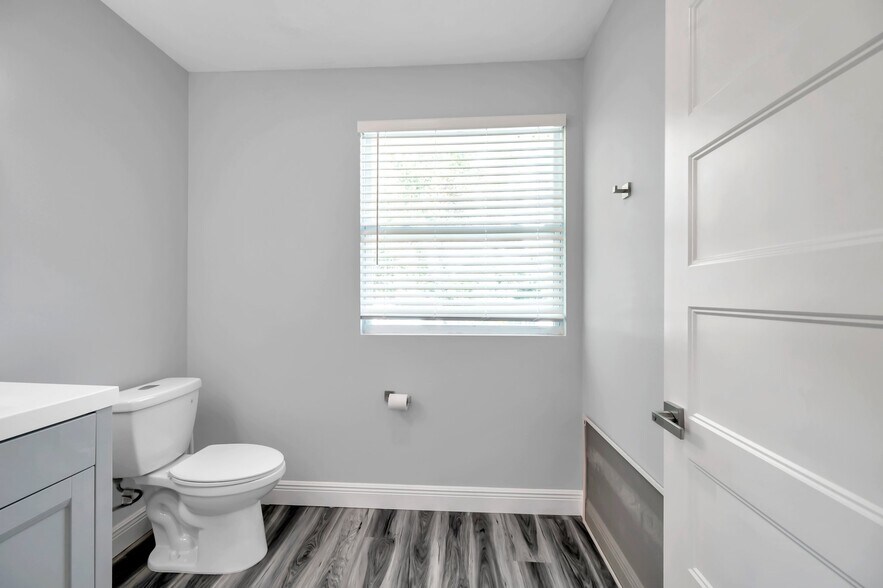 More Photos Of 7949 Ulmerton Rd, Largo Storefront For Sale