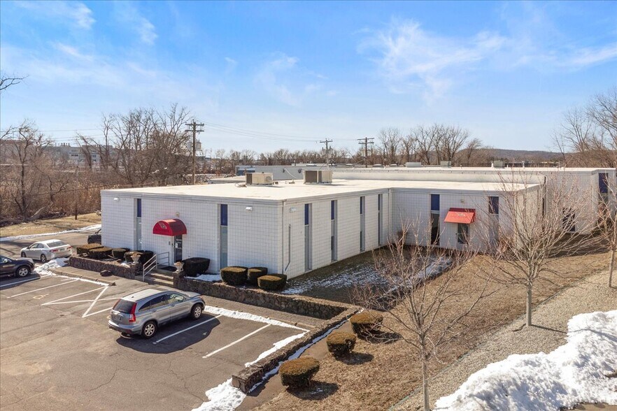 More Photos Of 118 Quinnipiac Ave, North Haven Warehouse For Lease