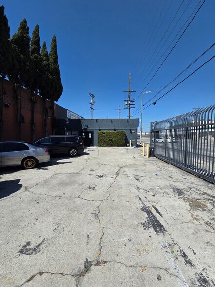 More Photos Of 4219-4221 S Alameda St, Los Angeles Office For Lease