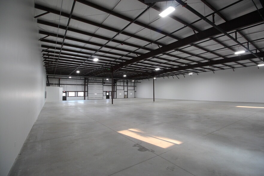 More Photos Of 4707 SE Rio Court Rd, Ankeny Distribution For Lease