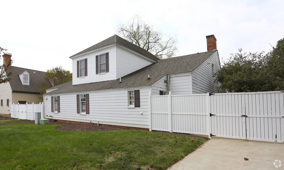 More Photos Of 1220 Sycamore Sq, Midlothian Unknown For Lease