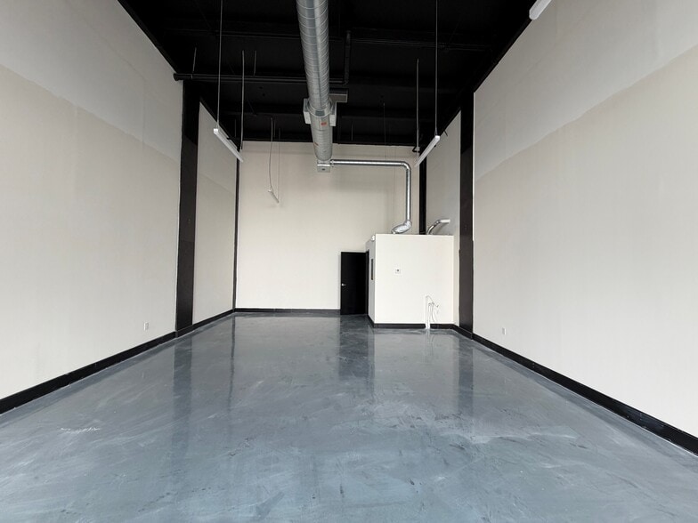 More Photos Of 18641 NE 24th Pl, Miami General Retail For Lease