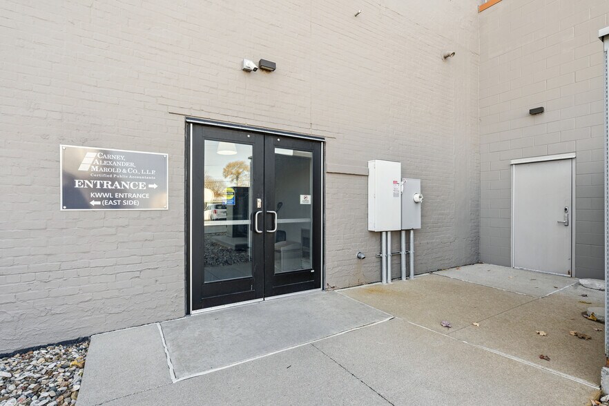 More Photos Of 511 E 5th St, Waterloo Office For Lease