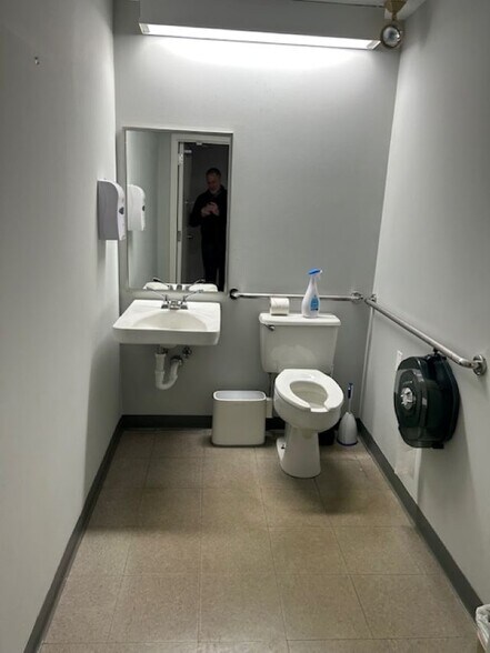 More Photos Of 7 Perimeter Rd, Manchester Light Manufacturing For Lease