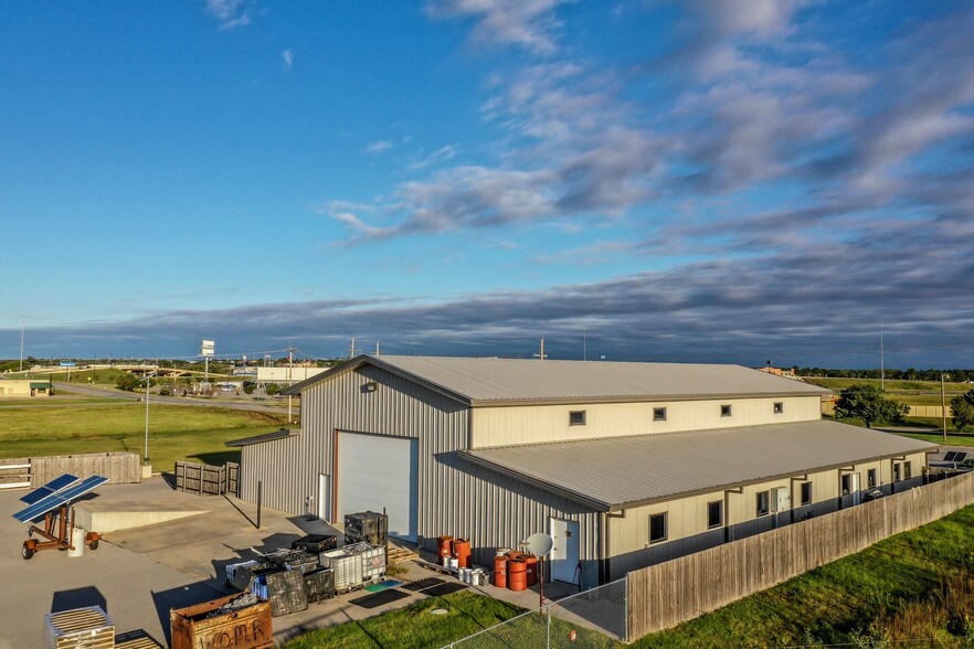 More Photos Of 1520 E Eagle Rd, Weatherford Light Manufacturing For Sale