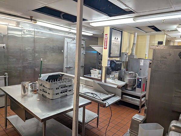More Photos Of 1505 W 19th St S, Newton Restaurant For Lease