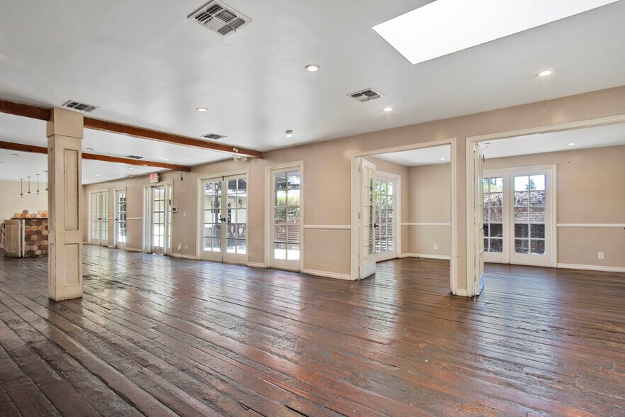 More Photos Of 10820 Ventura Blvd, Studio City Restaurant For Sale