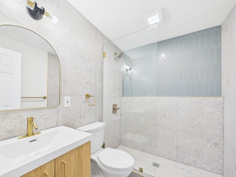 More Photos Of 6310 Ash Ave, Raytown Freestanding For Lease